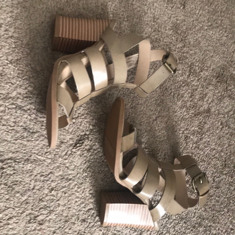 American eagle brand New Color: nude brown 6 Reg